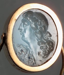Perseus hält das Gorgoneion