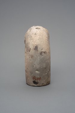 Großer Phallus, Fragment einer Statue?