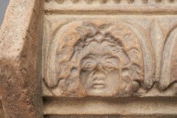 Matrize einer Verkleidungsplatte mit Triglyphenfries und Masken