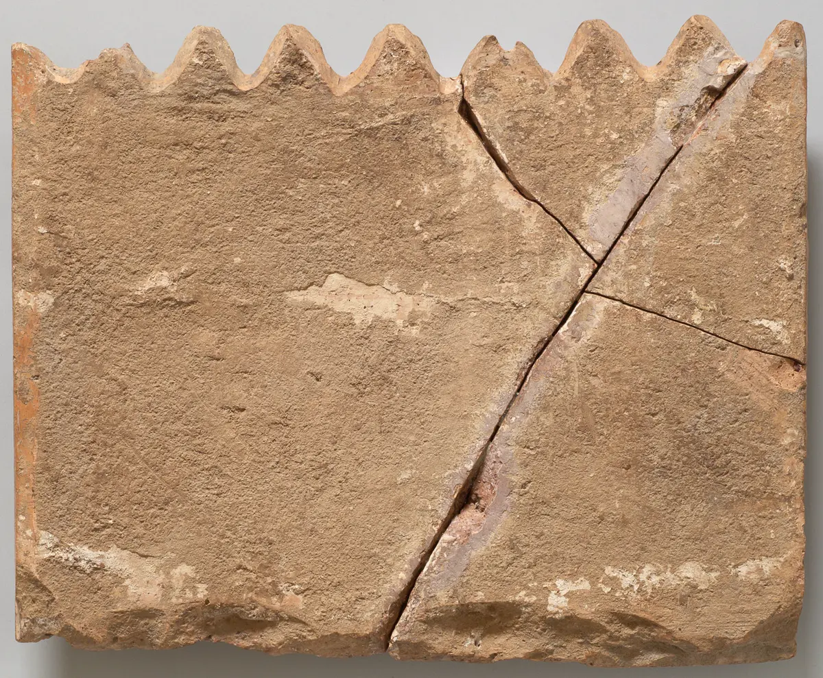Aufsatzplatte: Zwei kelternde Satyrn, jugendlicher Satyr mit Doppelflöte, Silen mit Korb
