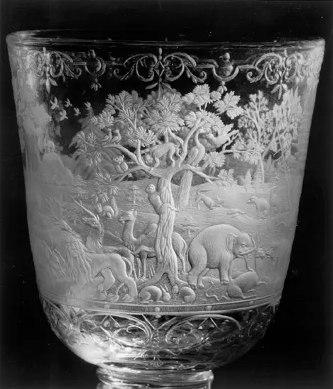 Pokal mit Darstellung der Tiere im Paradies
