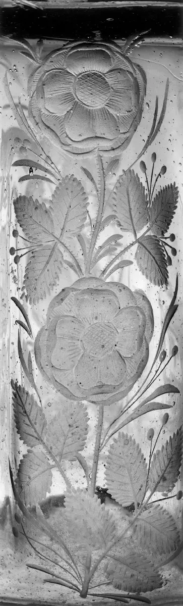 Achtpassige Rippenflasche mit floralem Dekor und Vögeln