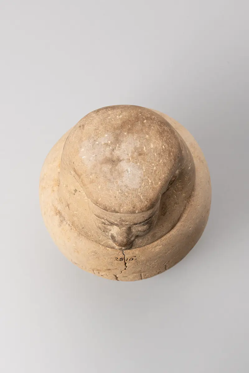 Kanope des Nes-schu-tefnut mit Deckel in Form eines Menschenkopfes