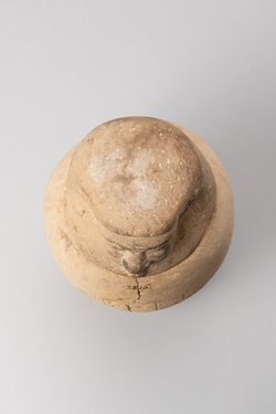 Kanope des Nes-schu-tefnut mit Deckel in Form eines Menschenkopfes