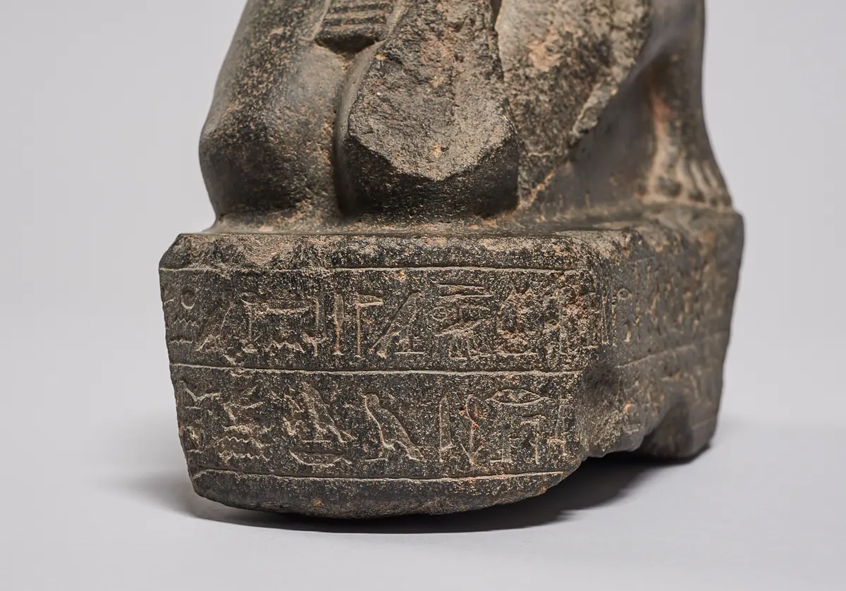 Unterteil einer knienden Statuette des Hor-em-achbit