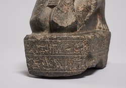 Unterteil einer knienden Statuette des Hor-em-achbit