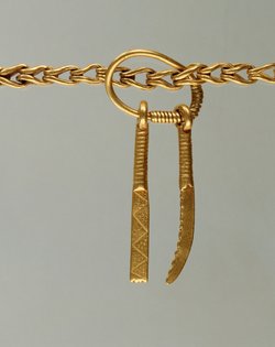 Goldkette mit 52 Anhängern