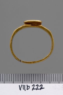 Fingerring mit Gravur: Doppelporträt und Inschrift