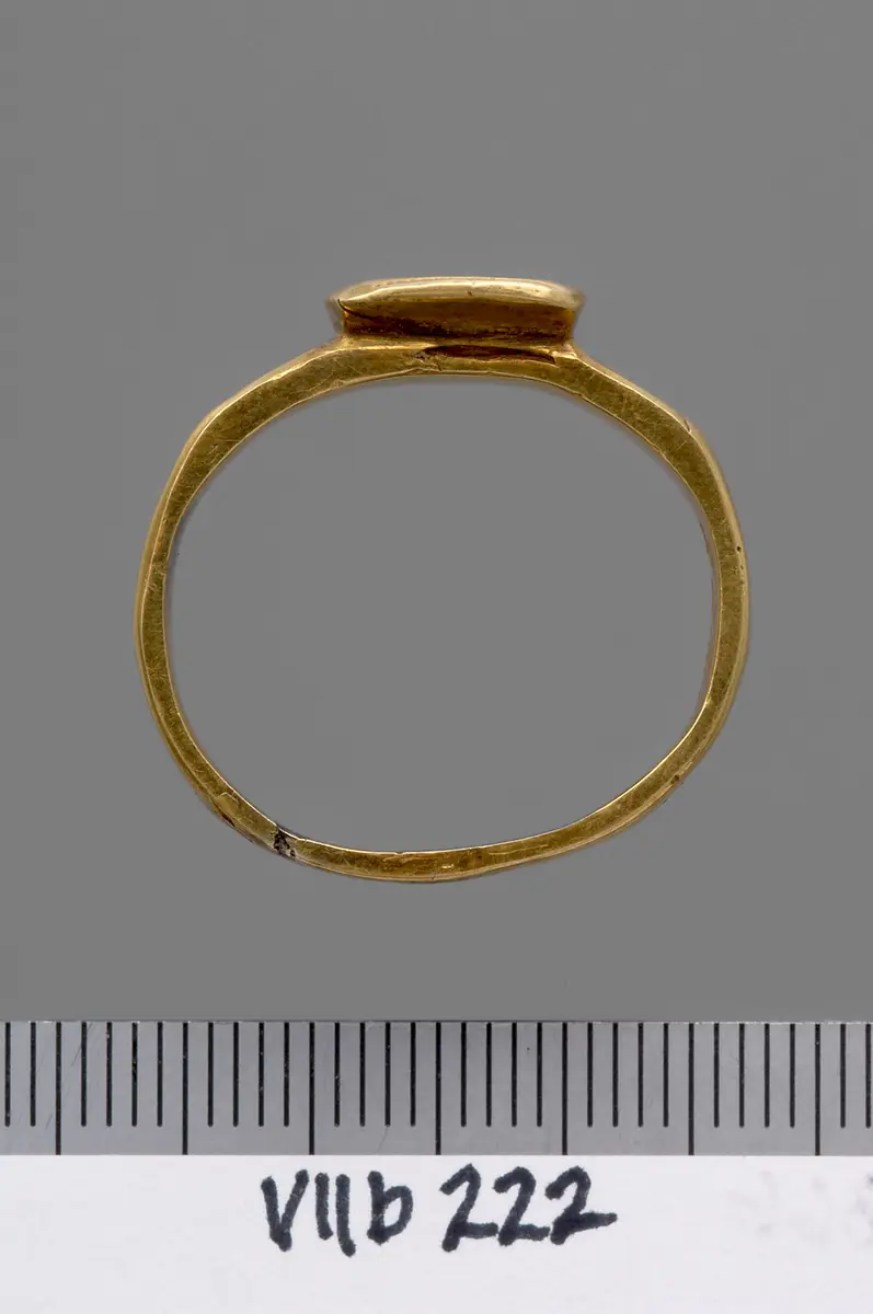 Fingerring mit Gravur: Doppelporträt und Inschrift