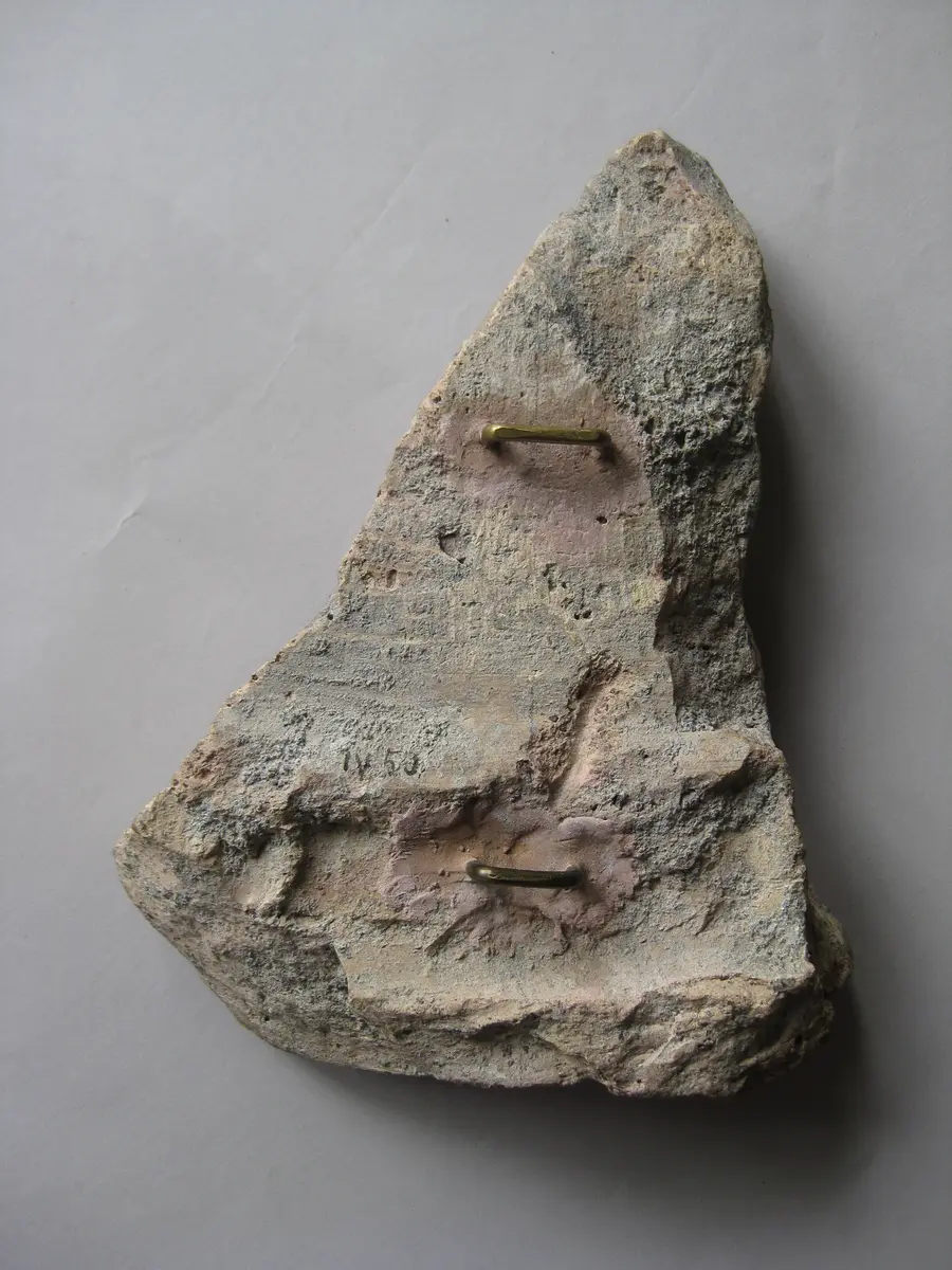 Fragment aus dem rechten Teil einer Sima mit Satyrknaben auf Panthern zu Seiten eines Kraters: Satyrknabe auf Panther