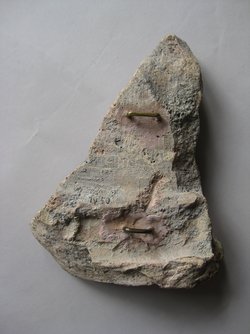 Fragment aus dem rechten Teil einer Sima mit Satyrknaben auf Panthern zu Seiten eines Kraters: Satyrknabe auf Panther