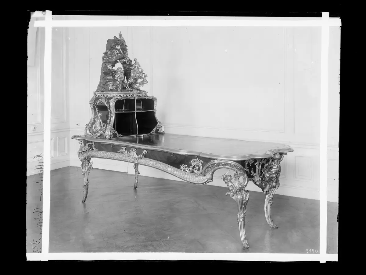 Barockprunktisch mit Vitrine