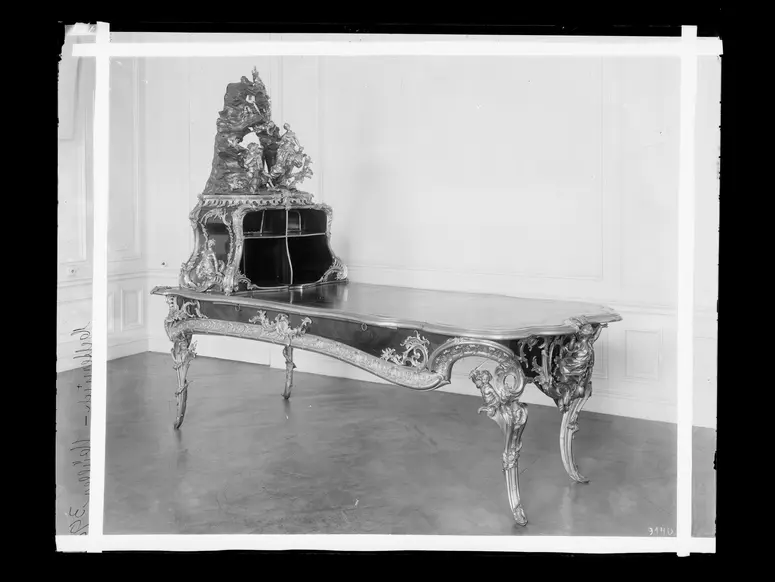 Barockprunktisch mit Vitrine