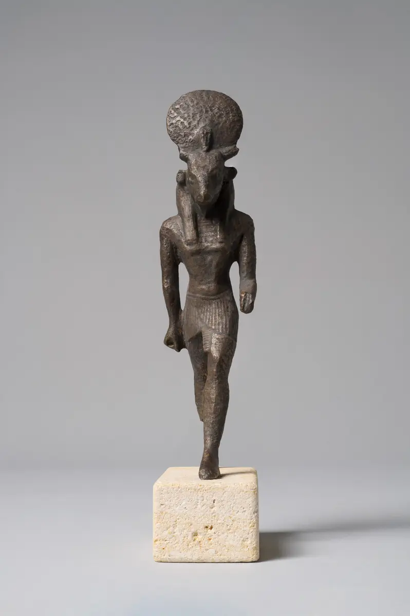 Gott Month, stierköpfig, schreitend