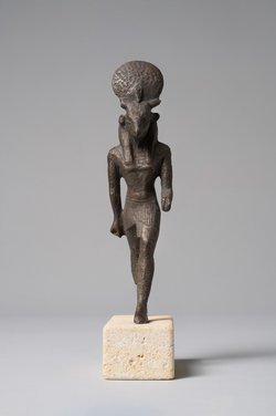 Gott Month, stierköpfig, schreitend