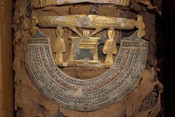 Unterteil des Kastensarges des An-em-her mit Mumie und Teilkartonage