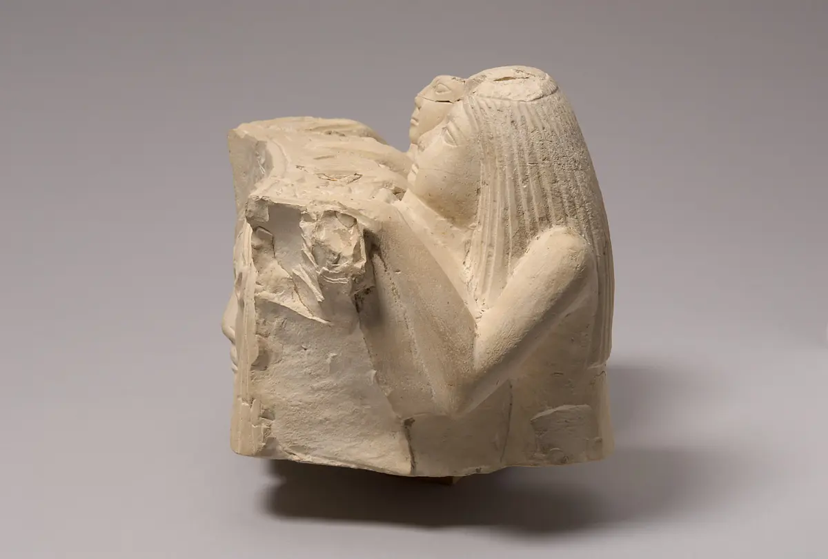Fragment eines Hathorbeckens mit zwei Stifterfiguren