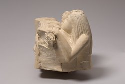Fragment eines Hathorbeckens mit zwei Stifterfiguren