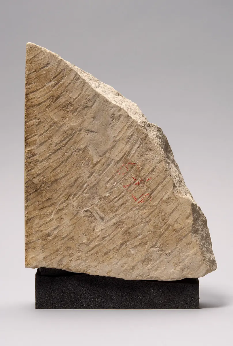 Fragmentierter Hausaltar mit Echnaton unter der Strahlensonne