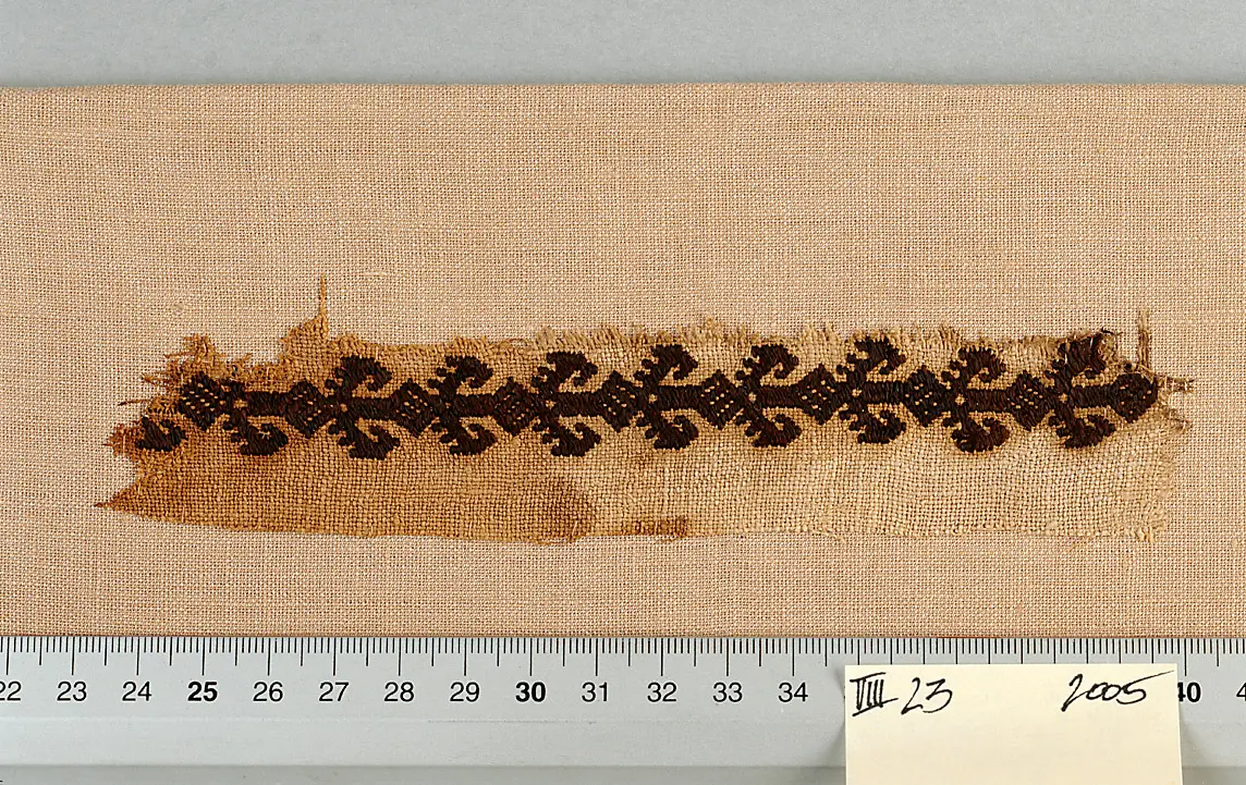 Leinenfragment mit Borte