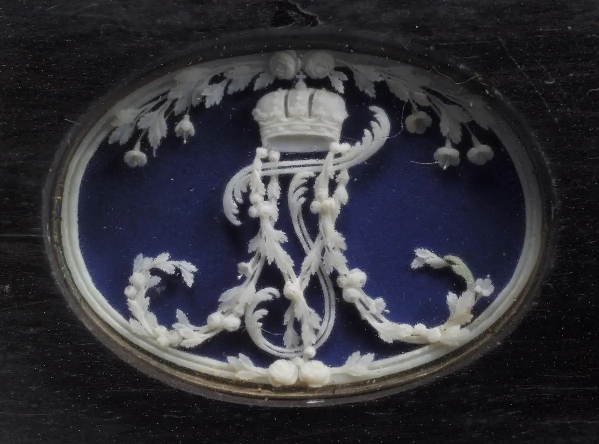 Medaillon mit Monogramm Kaiserin Maria Theresias
