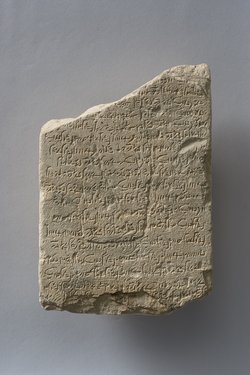 Apis-Stele mit demotischer Inschrift