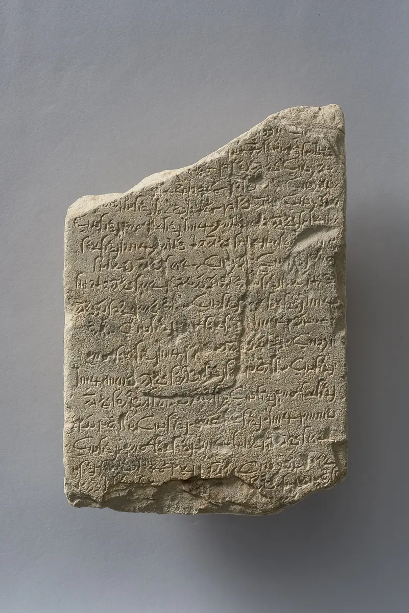 Apis-Stele mit demotischer Inschrift