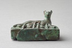 Liegende Katze mit vier Jungen