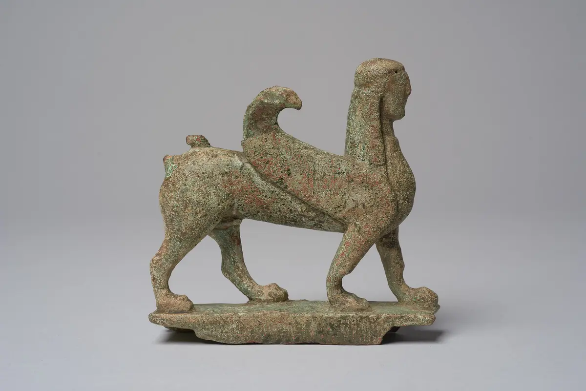 Figur eines geflügelten schreitenden Sphinx