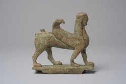 Figur eines geflügelten schreitenden Sphinx
