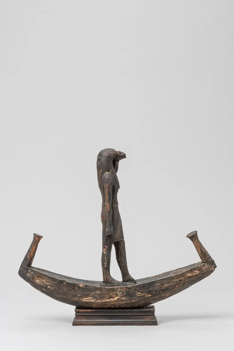 Figur des ibisköpfigen Gottes Thot, in einer Barke stehend