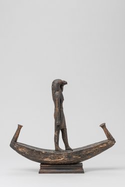 Figur des ibisköpfigen Gottes Thot, in einer Barke stehend