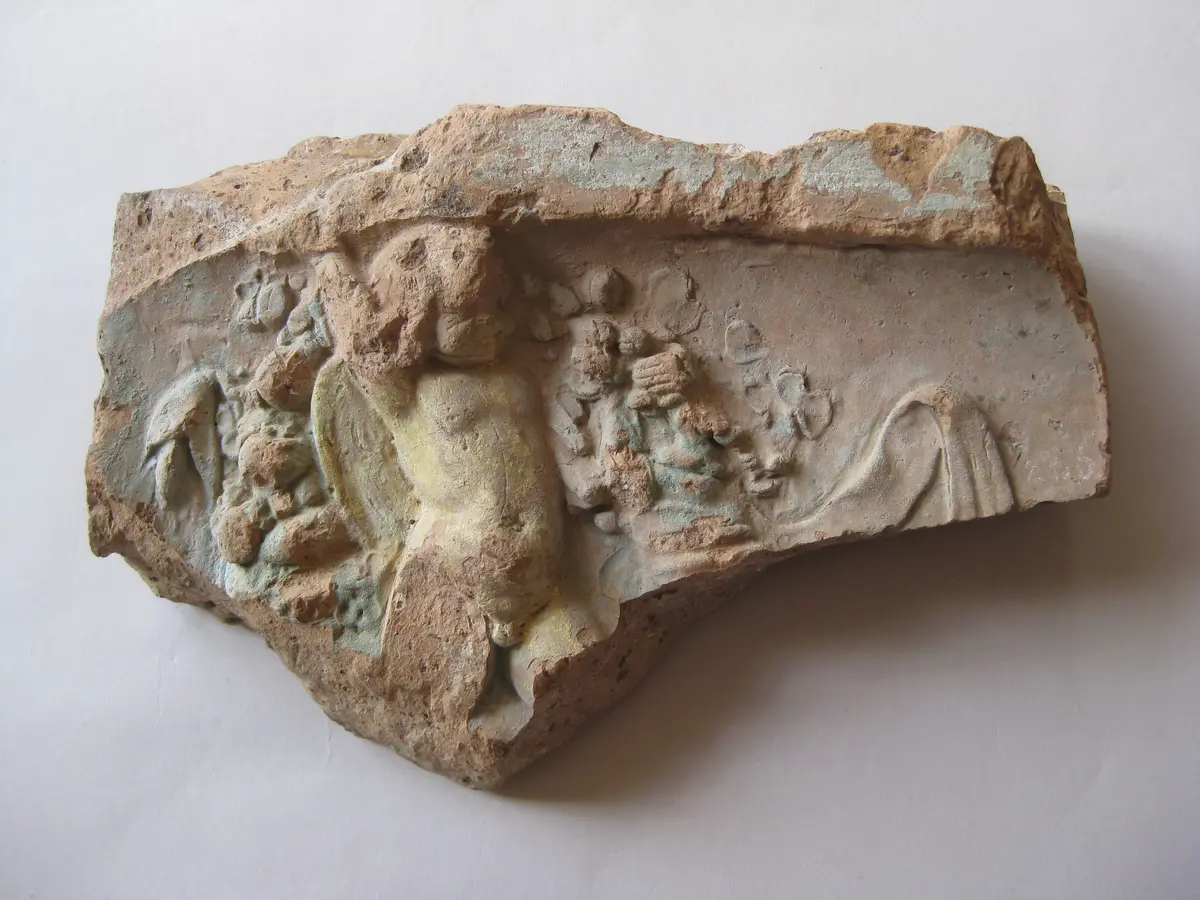 Fragment einer Sima: Erosknabe mit Fruchtgirlande