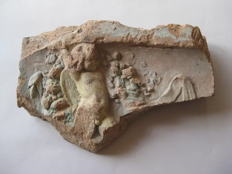 Fragment einer Sima: Erosknabe mit Fruchtgirlande