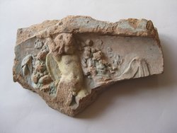 Fragment einer Sima: Erosknabe mit Fruchtgirlande