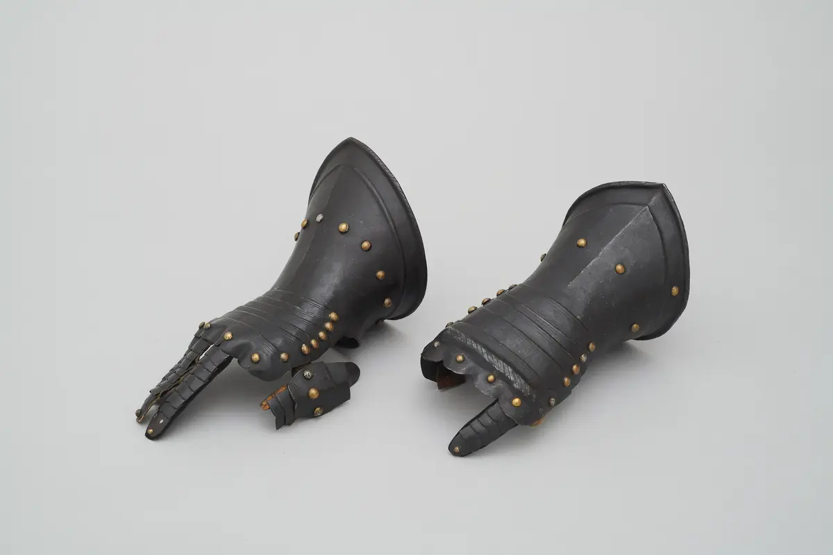 Ein Paar Eisenhandschuhe