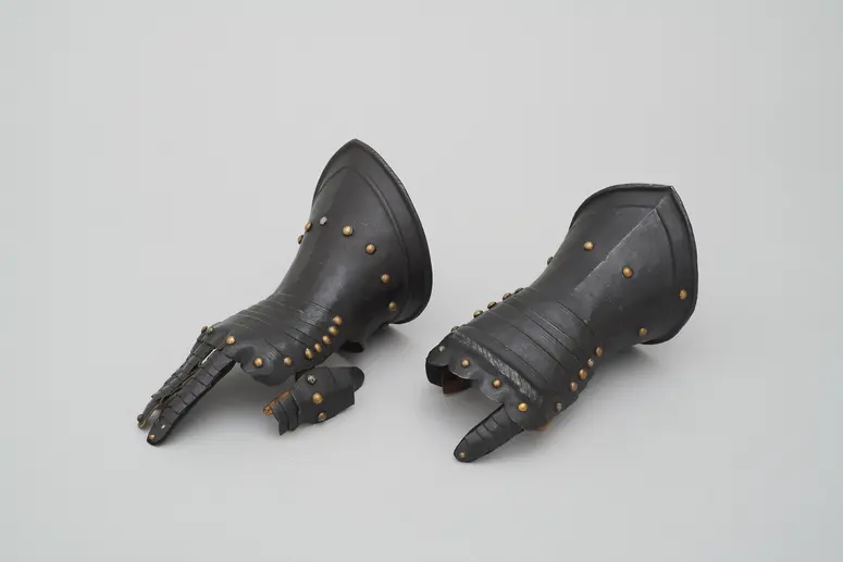 Ein Paar Eisenhandschuhe
