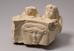 Fragment eines Hathorbeckens mit zwei Stifterfiguren