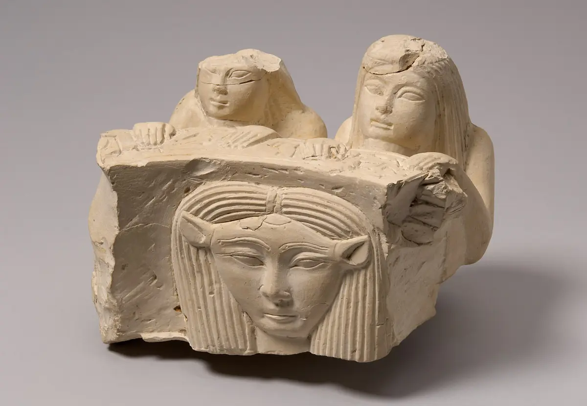 Fragment eines Hathorbeckens mit zwei Stifterfiguren