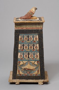 Eingeweidekasten in Form einer Kapelle