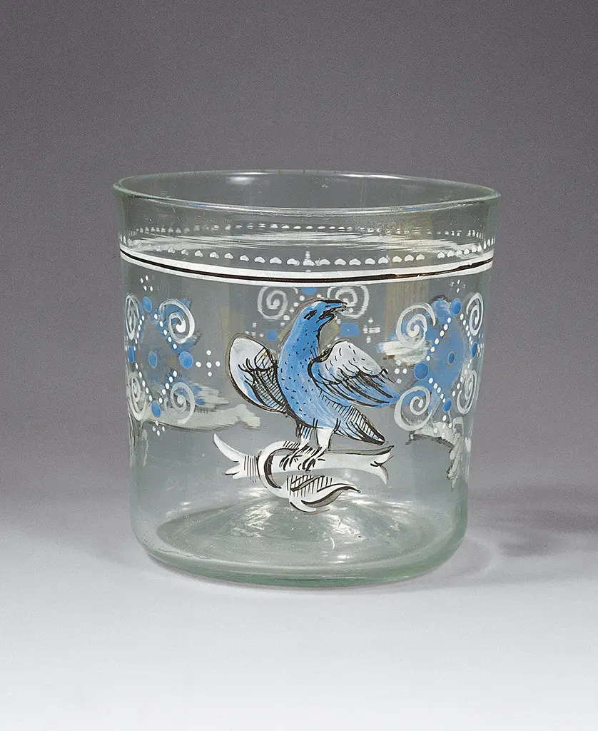 Becher mit Vögeln und Ornamenten