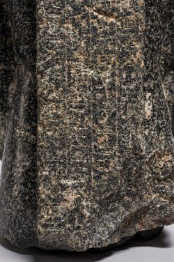 Torso einer stehenden (naophoren) Statue des Tsai-an-em-her-imu