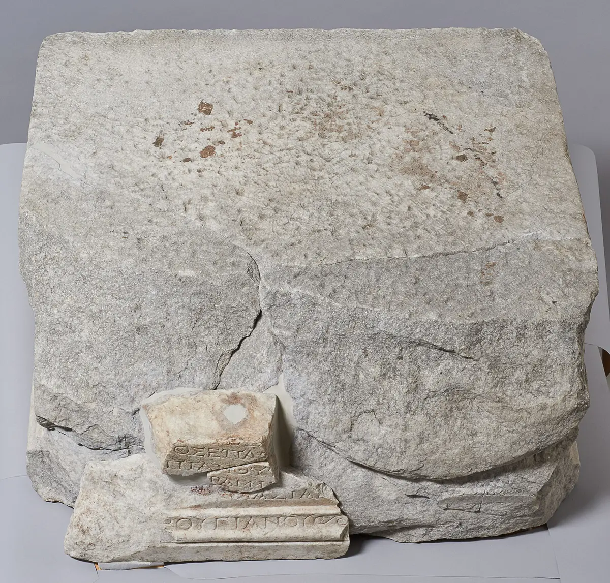 Statuenbasis des L. C. Phrugianos