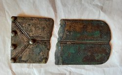 Riemenzunge [mit Fragmenten des Unterlagsbleches Inv.-Nr. VII 830]