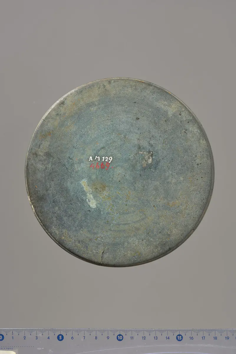 Teile eines Klappspiegels: Deckel mit Reliefapplik (Dionysos und Ariadne, Eros), Unterteil