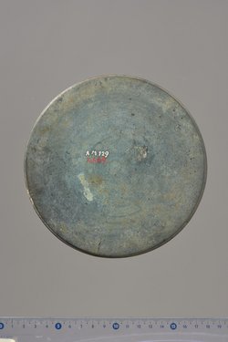 Teile eines Klappspiegels: Deckel mit Reliefapplik (Dionysos und Ariadne, Eros), Unterteil