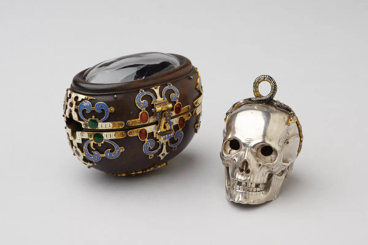 Automatenuhr in Form eines Totenkopfs