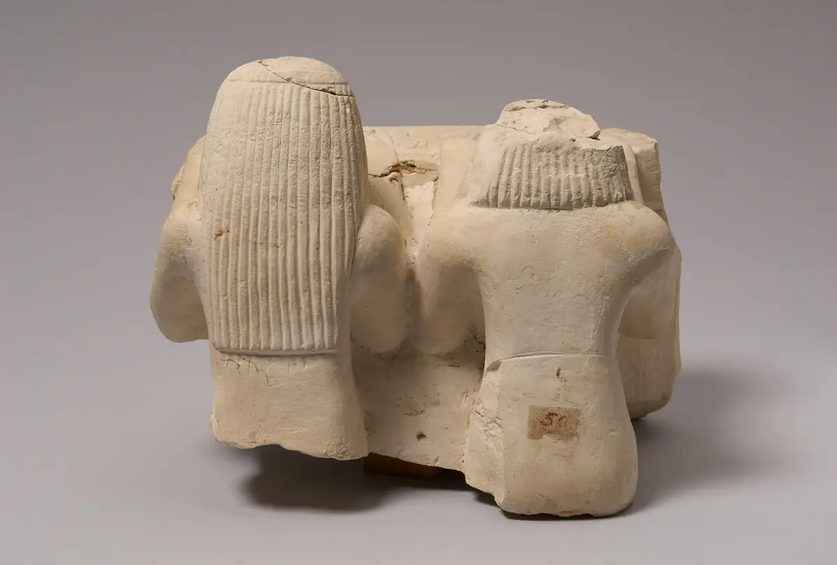 Fragment eines Hathorbeckens mit zwei Stifterfiguren