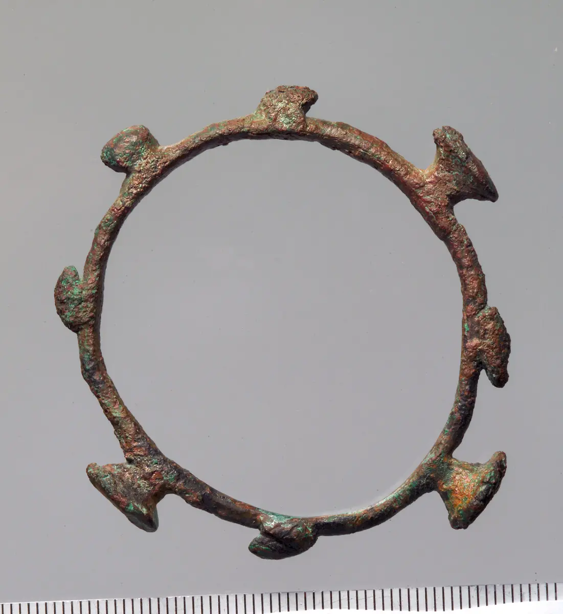 Armring mit Papyrusdolden und Fröschen