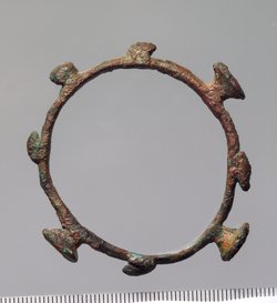 Armring mit Papyrusdolden und Fröschen